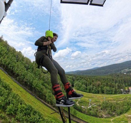 Bungee jumping z televizní věže Harrachov