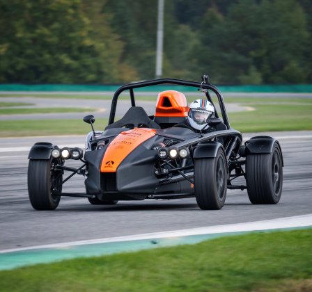Jízda v Ariel Atom 4 na Masarykově okruhu Autodromu Brno