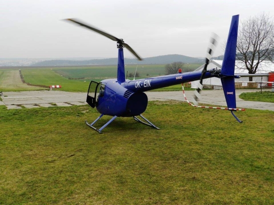 vrtulník Robinson 44 na letišti v Brně Medlánkách