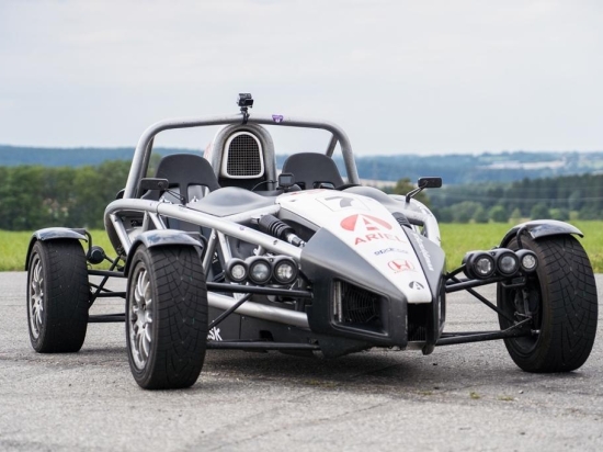 Jízda v Ariel Atom na okruhu na Vysočině