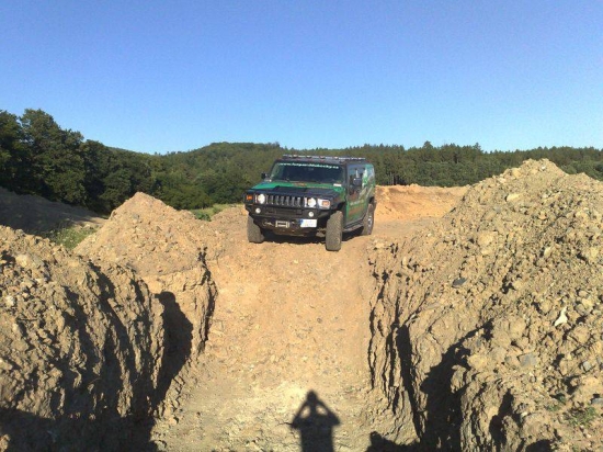 Čeká Vás adrenalinová jízda ve voze Hummer na místě řidiče!