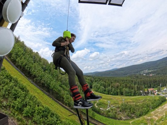 Bungee jumping z televizní věže Harrachov