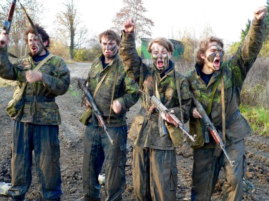 Army drill - vojákem na zkoušku